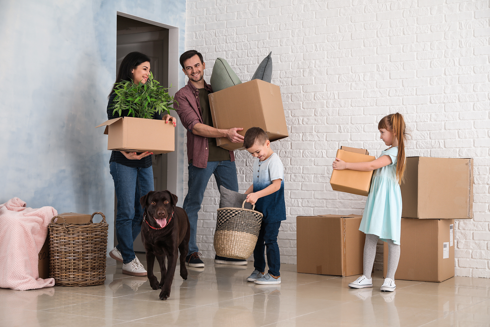 We move to a new house. Семья с детьми в новой квартире. Заселение в квартиру. Семья переезжает в новую квартиру. Счастливый ребенок в новой квартире.